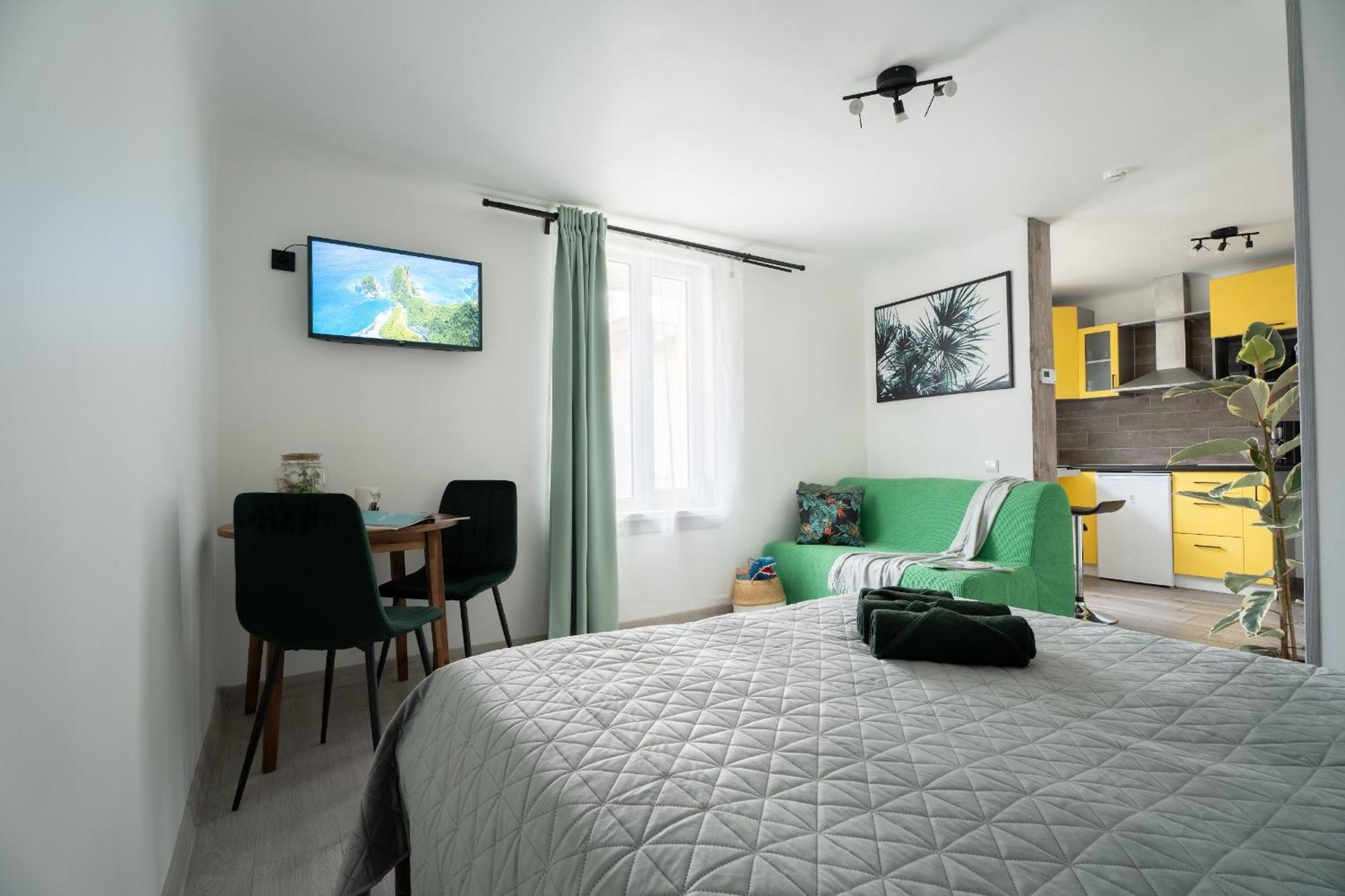 Green Garden & Private Parking Apartments With Playground 리가 외부 사진